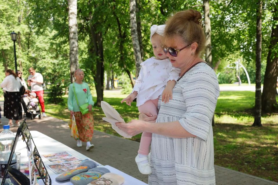 В Саду Ермака уже царит праздничная атмосфера — тоболяки и гости города собираются вместе, чтобы отметить главный государственный праздник В Саду Ермака уже царит праздничная атмосфера — тоболяки и гости города собираются вместе, чтобы отметить главный государственный праздник
