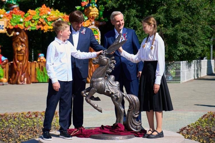 Скульптуру, посвященную сказке Петра Ершова "Конек-горбунок", открыли на тюменском Цветном бульваре в День России, 12 июня Скульптуру, посвященную сказке Петра Ершова "Конек-горбунок", открыли на тюменском Цветном бульваре в День России, 12 июня
