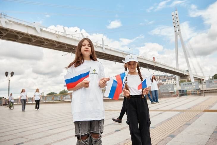 В преддверии Дня России на набережной Туры у Моста Влюбленных сотрудники ООО «Харампурнефтегаз» (дочернее Общество НК «Роснефть») провели красивый патриотичный флешмоб В преддверии Дня России на набережной Туры у Моста Влюбленных сотрудники ООО «Харампурнефтегаз» (дочернее Общество НК «Роснефть») провели красивый патриотичный флешмоб