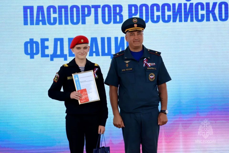 Главный спасатель Тюменской области поздравил участников акции «Мы – граждане России» Главный спасатель Тюменской области поздравил участников акции «Мы – граждане России»