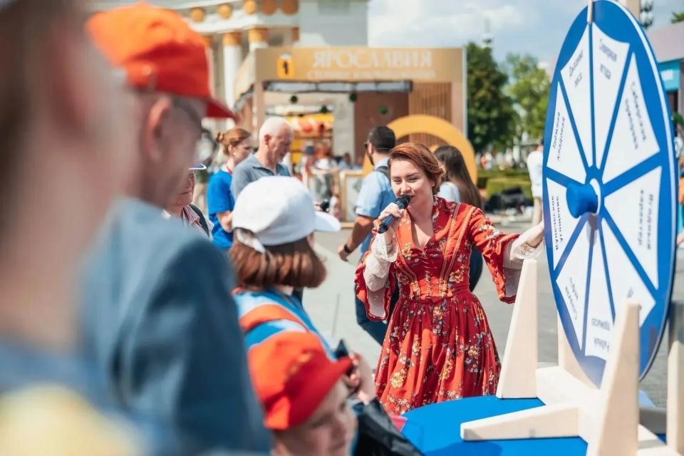 Стенд Тюменской области на форуме "Путешествуй!" в День России посетили около 5 000 человек Стенд Тюменской области на форуме "Путешествуй!" в День России посетили около 5 000 человек