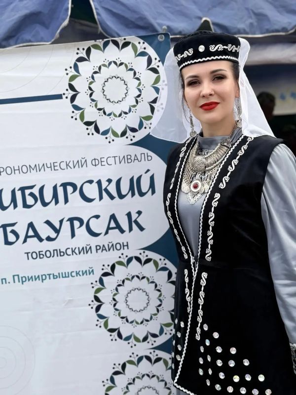 Друзья, посмотрите, с каким радушием встречают гостей на Сабантуе! Друзья, посмотрите, с каким радушием встречают гостей на Сабантуе!