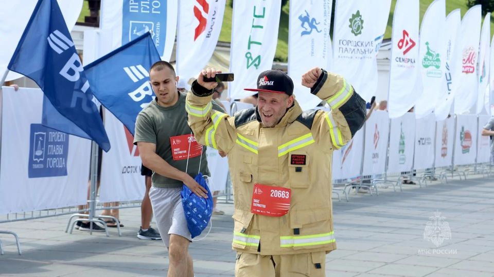 "Забег патриотов": МЧС России и горожане отмечают юбилей Тюмени "Забег патриотов": МЧС России и горожане отмечают юбилей Тюмени