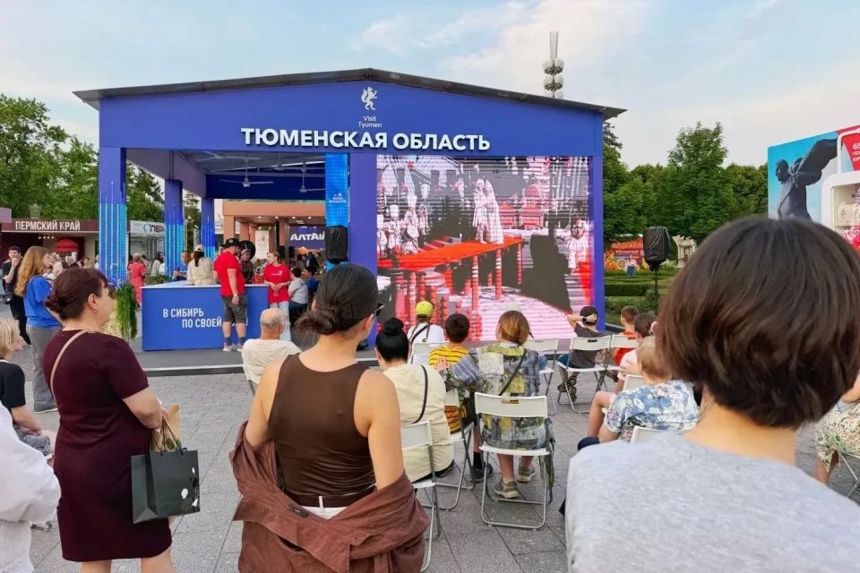 Стенд Тюменской области на форуме "Путешествуй!" в День России посетили около 5 000 человек Стенд Тюменской области на форуме "Путешествуй!" в День России посетили около 5 000 человек