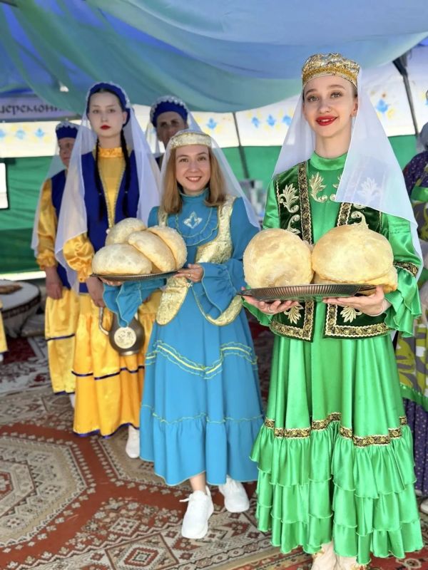 Друзья, посмотрите, с каким радушием встречают гостей на Сабантуе! Друзья, посмотрите, с каким радушием встречают гостей на Сабантуе!