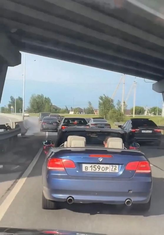 Под звуки лезгинки и громкого выхлопа: компания водителей поснимала номера с авто и отправилась куражиться по городу, нарушая всевозможные нормы поведения в обществе и ПДД Под звуки лезгинки и громкого выхлопа: компания водителей поснимала номера с авто и отправилась куражиться по городу, нарушая всевозможные нормы поведения в обществе и ПДД