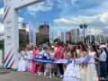 Более 50 невест в свадебных платьях пробежали 1586 метров на тюменской набережной