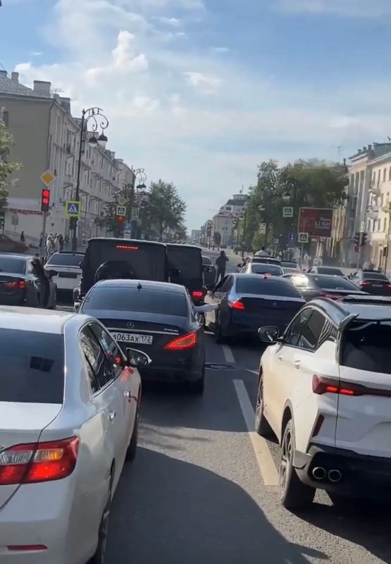 Под звуки лезгинки и громкого выхлопа: компания водителей поснимала номера с авто и отправилась куражиться по городу, нарушая всевозможные нормы поведения в обществе и ПДД Под звуки лезгинки и громкого выхлопа: компания водителей поснимала номера с авто и отправилась куражиться по городу, нарушая всевозможные нормы поведения в обществе и ПДД