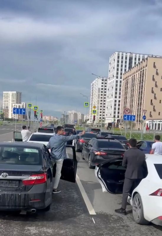 Под звуки лезгинки и громкого выхлопа: компания водителей поснимала номера с авто и отправилась куражиться по городу, нарушая всевозможные нормы поведения в обществе и ПДД Под звуки лезгинки и громкого выхлопа: компания водителей поснимала номера с авто и отправилась куражиться по городу, нарушая всевозможные нормы поведения в обществе и ПДД