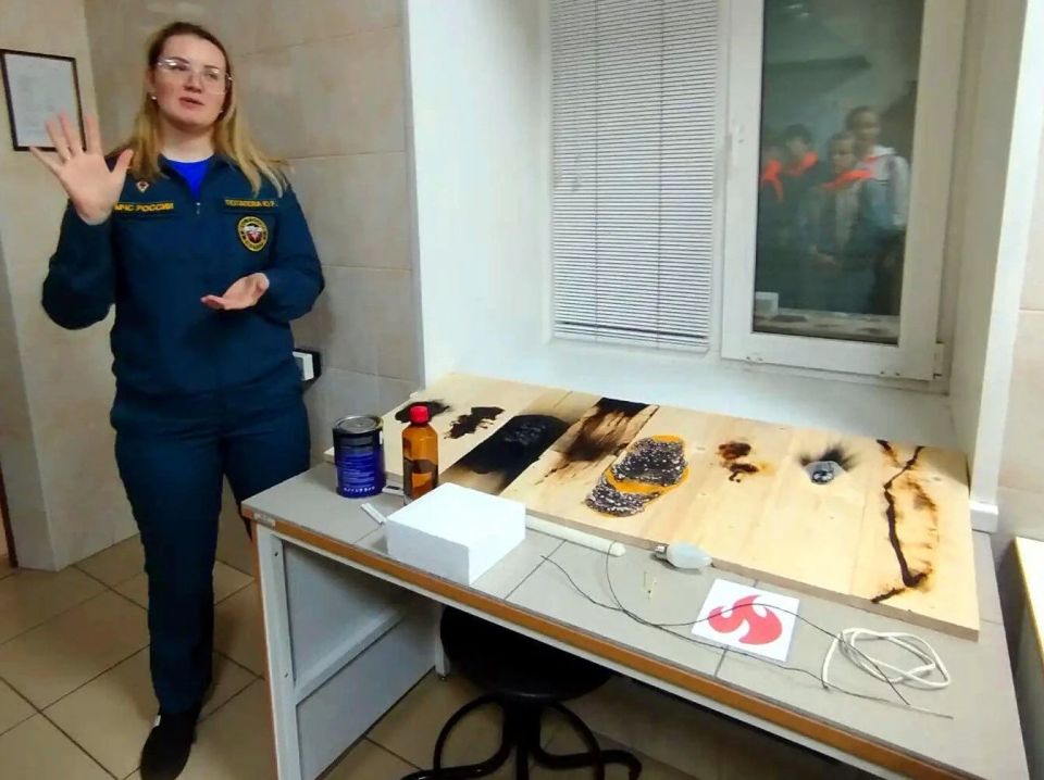 В Тюмени ребята из «Отрядов мэра» посетили Испытательную пожарную лабораторию В Тюмени ребята из «Отрядов мэра» посетили Испытательную пожарную лабораторию