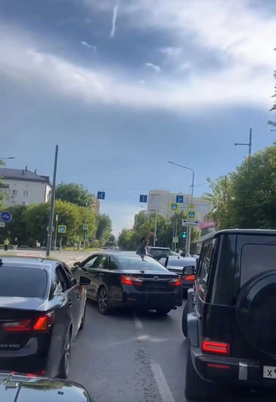 Свадебный кортеж устроил настоящее шоу на улицах города — и не в лучшем смысле! Машины ехали по М. Тореза, Республике, Ленина и Кармацкого, но вместо спокойной поездки устроили хаос Свадебный кортеж устроил настоящее шоу на улицах города — и не в лучшем смысле! Машины ехали по М. Тореза, Республике, Ленина и Кармацкого, но вместо спокойной поездки устроили хаос