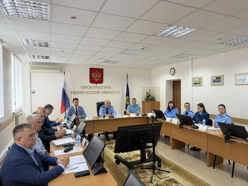 Под руководством заместителя прокурора Тюменской области Андрея Горобченко в надзорном ведомстве обсудили вопросы прохождения в регионе пожароопасного сезона 2026 года