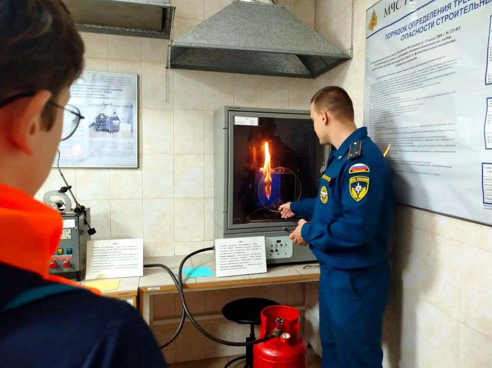 В Тюмени ребята из «Отрядов мэра» посетили Испытательную пожарную лабораторию В Тюмени ребята из «Отрядов мэра» посетили Испытательную пожарную лабораторию