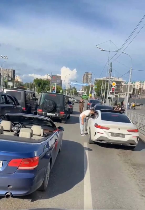 Свадебный кортеж устроил настоящее шоу на улицах города — и не в лучшем смысле! Машины ехали по М. Тореза, Республике, Ленина и Кармацкого, но вместо спокойной поездки устроили хаос Свадебный кортеж устроил настоящее шоу на улицах города — и не в лучшем смысле! Машины ехали по М. Тореза, Республике, Ленина и Кармацкого, но вместо спокойной поездки устроили хаос