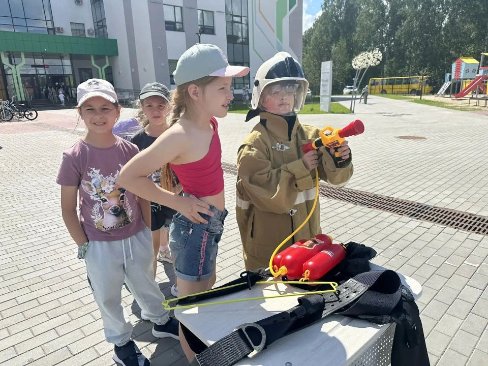 "В посёлке Московский огнеборцы устроили праздник безопасности в честь 134-летия ВДПО" "В посёлке Московский огнеборцы устроили праздник безопасности в честь 134-летия ВДПО"