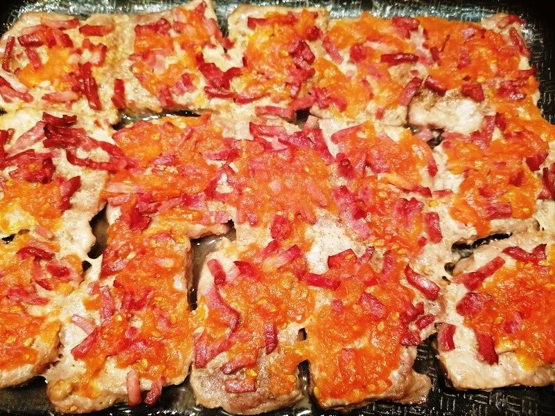 Кулинарная находка: колбаса как неповторимая приправа для запеченного мяса