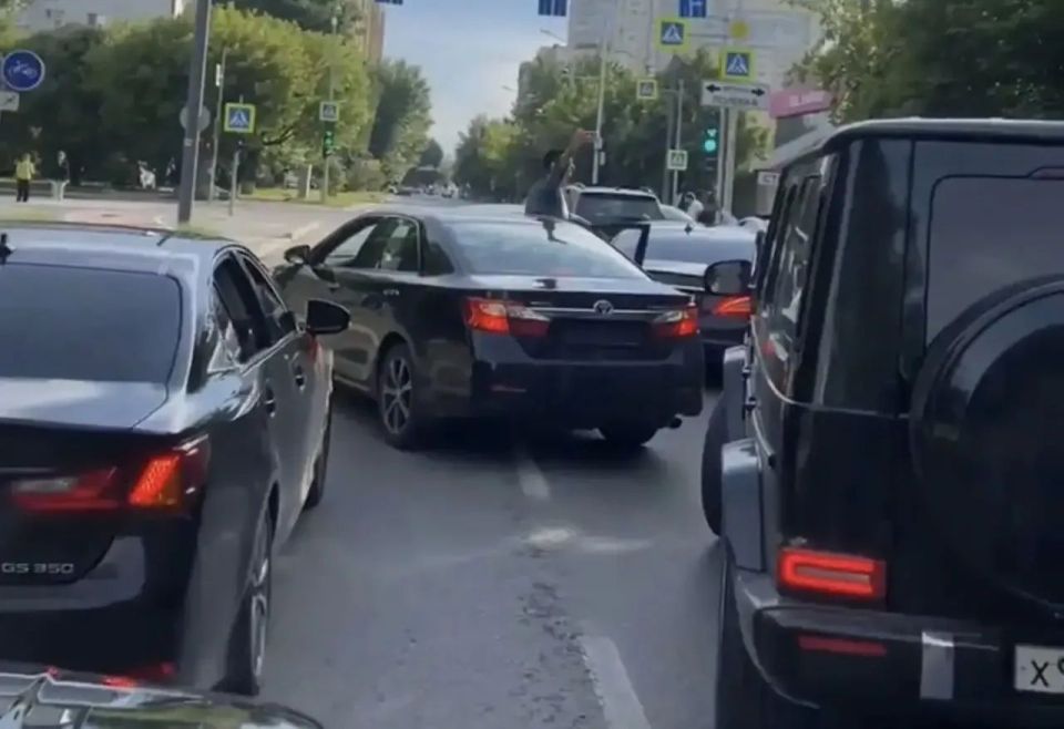 Сотрудники Госавтоинспекции проводят проверку по факту массового нарушения ПДД участниками свадебного кортежа Сотрудники Госавтоинспекции проводят проверку по факту массового нарушения ПДД участниками свадебного кортежа