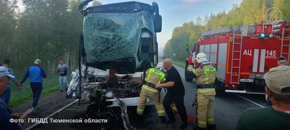В Тюменской области в ДТП с вахтовым автобусом погиб водитель, 12 человек пострадали, из них двое госпитализированы