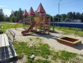 Изношенное оборудование игрового комплекса детской площадки в центре села Каскара