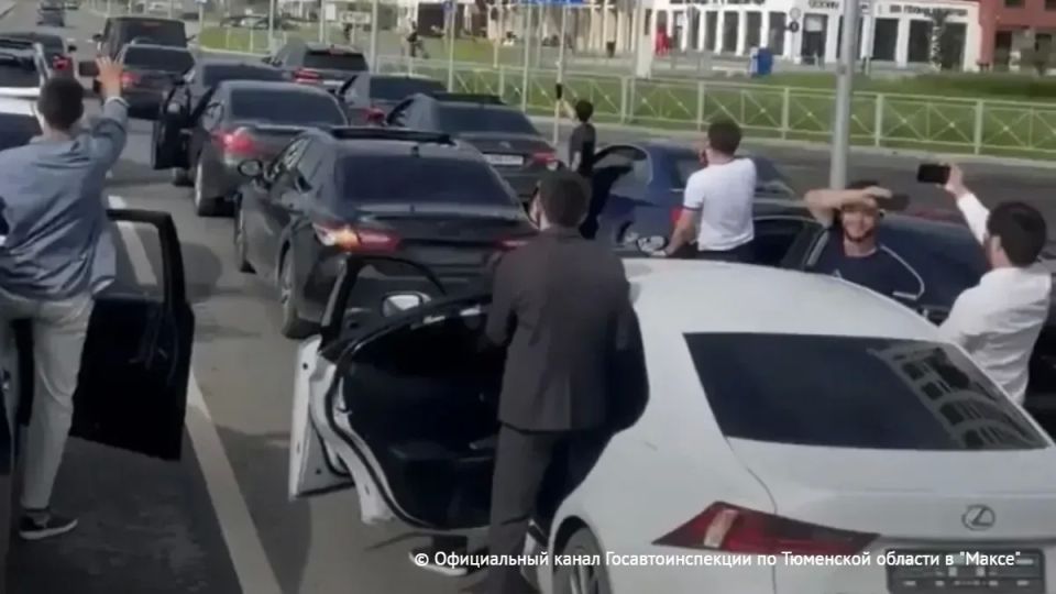 Участники свадебного кортежа ограничивали движение и танцевали на проезжей части в Тюмени