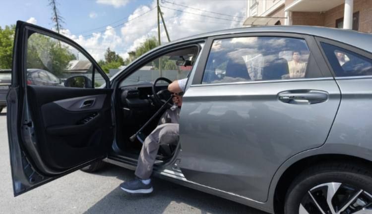 Автомобиль с ручным управлением вручили ветерану специальной военной операции Федору Попову в тюменском филиале фонда "Защитники Отечества" 15 июня Автомобиль с ручным управлением вручили ветерану специальной военной операции Федору Попову в тюменском филиале фонда "Защитники Отечества" 15 июня