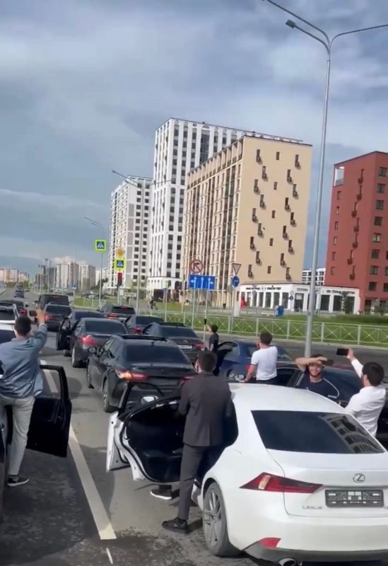 Свадебный кортеж устроил настоящее шоу на улицах города — и не в лучшем смысле! Машины ехали по М. Тореза, Республике, Ленина и Кармацкого, но вместо спокойной поездки устроили хаос Свадебный кортеж устроил настоящее шоу на улицах города — и не в лучшем смысле! Машины ехали по М. Тореза, Республике, Ленина и Кармацкого, но вместо спокойной поездки устроили хаос