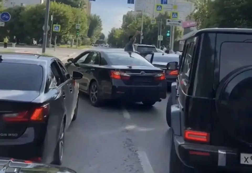 Свадебный кортеж перекрыл движение в центре Тюмени Свадебный кортеж перекрыл движение в центре Тюмени