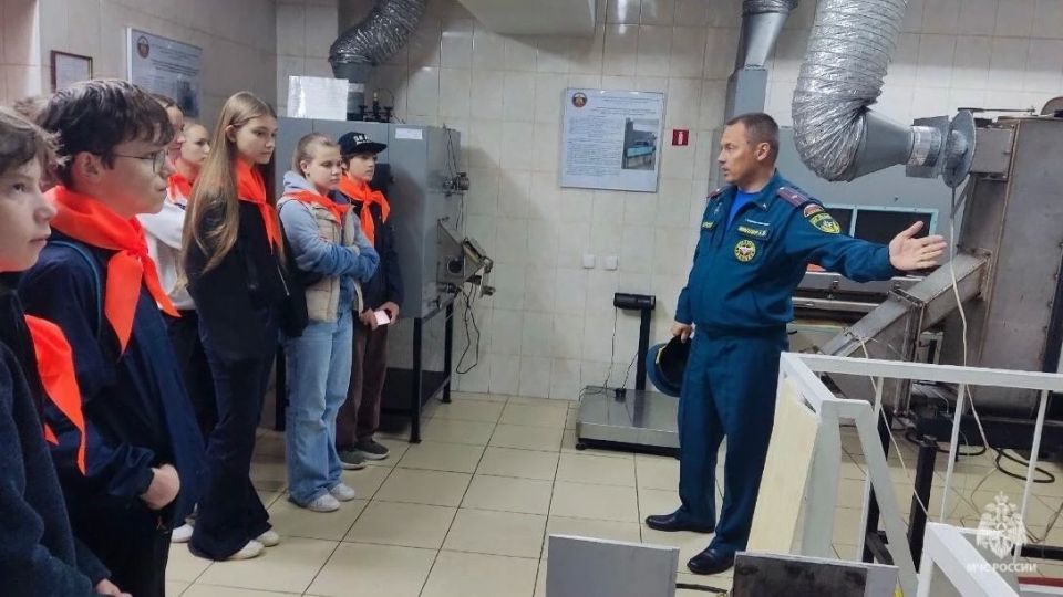 В Тюмени ребята из «Отрядов мэра» посетили Испытательную пожарную лабораторию В Тюмени ребята из «Отрядов мэра» посетили Испытательную пожарную лабораторию