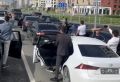 Сотрудники Госавтоинспекции проводят проверку по факту массового нарушения ПДД участниками свадебного кортежа
