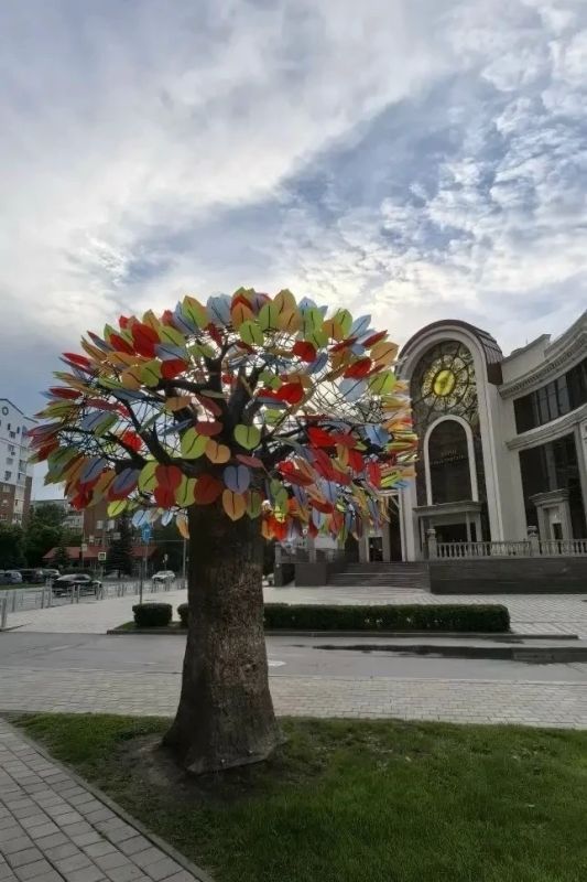 Рядом с ЗАГСом теперь «растёт» «Дерево счастья», придающее месту особую атмосферу