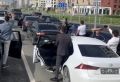 Сотрудники Госавтоинспекции проводят проверку по факту массового нарушения ПДД участниками свадебного кортежа