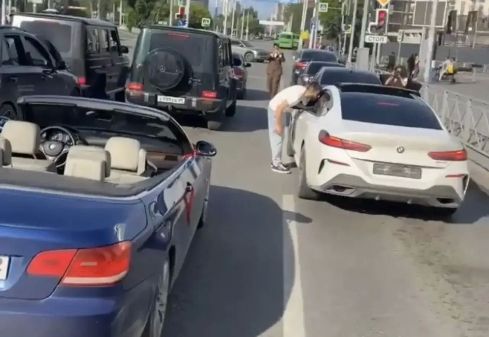 Свадебный кортеж перекрыл движение в центре Тюмени Свадебный кортеж перекрыл движение в центре Тюмени