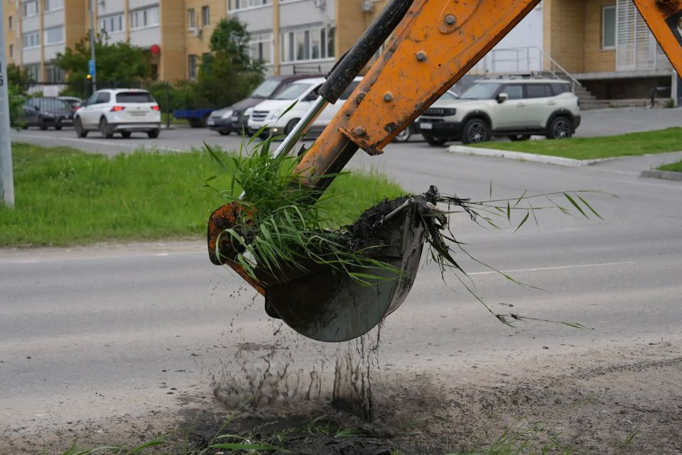 В Парфеново продолжают чистить водоотводные канавы В Парфеново продолжают чистить водоотводные канавы