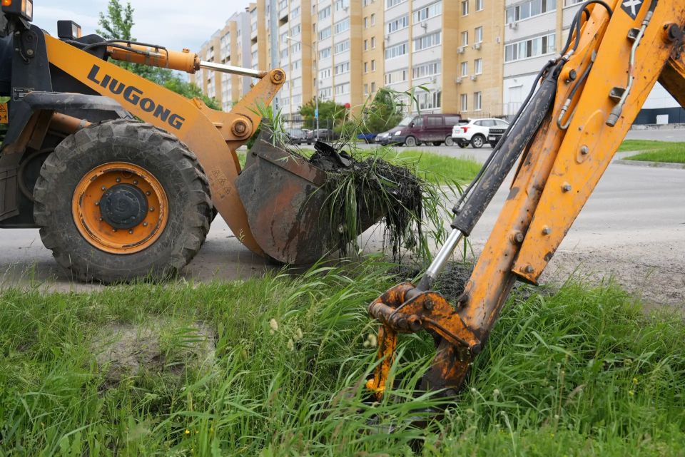 В Парфеново продолжают чистить водоотводные канавы В Парфеново продолжают чистить водоотводные канавы