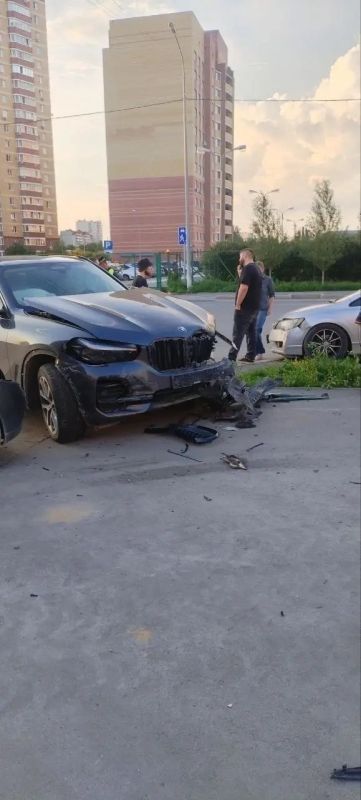 В Тюмени автомобилист на BMW устроил аварию, столкнувшись с двумя машинами во дворе В Тюмени автомобилист на BMW устроил аварию, столкнувшись с двумя машинами во дворе