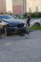 BMW на скорости протаранила несколько авто во дворе в районе проезда Солнечного, сообщает очевидец в соцсетях