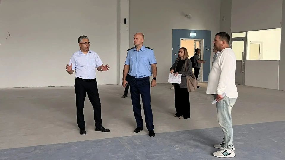 Прокурор Центрального административного округа города Тюмени Евгений Кондрашкин посетил строительную площадку новой общеобразовательной школы по адресу: ул. Красных Зорь, 39 Прокурор Центрального административного округа города Тюмени Евгений Кондрашкин посетил строительную площадку новой общеобразовательной школы по адресу: ул. Красных Зорь, 39