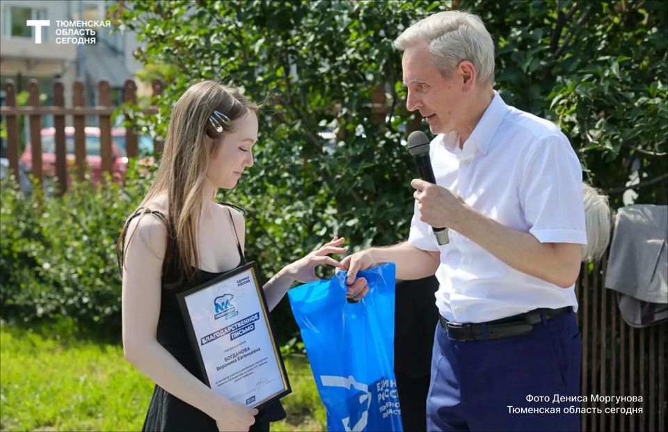Жар-птица поселилась в дворике Дома сказки Ершова в Тюмени Жар-птица поселилась в дворике Дома сказки Ершова в Тюмени