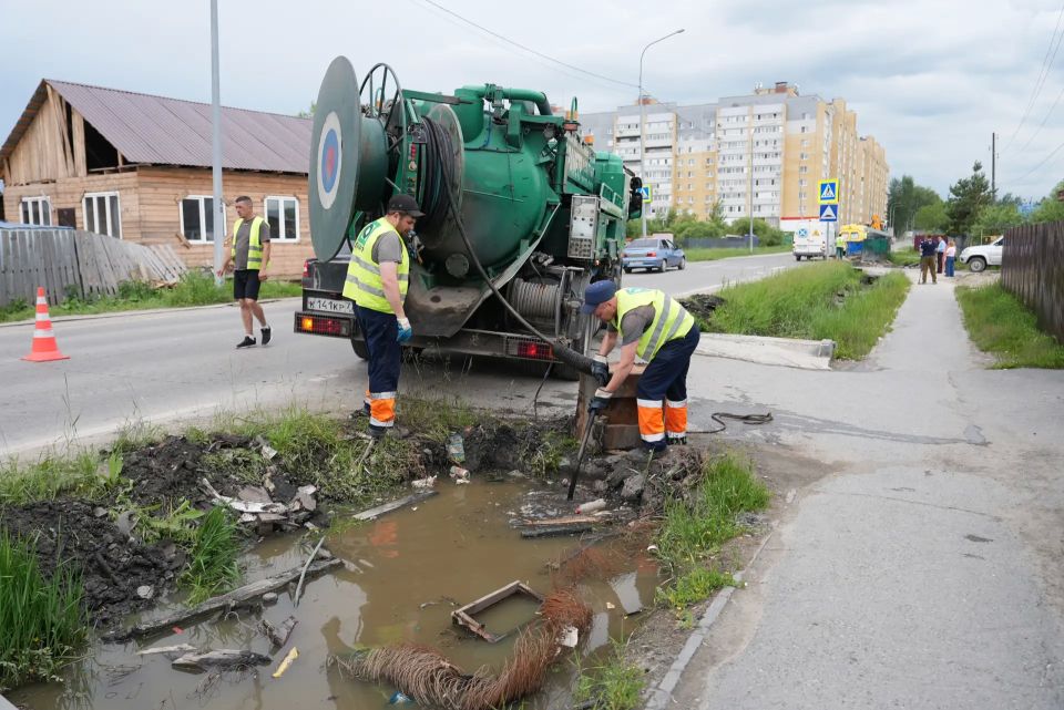 В Парфеново продолжают чистить водоотводные канавы В Парфеново продолжают чистить водоотводные канавы