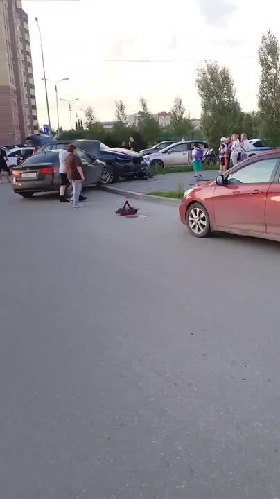В Тюмени автомобилист на BMW устроил аварию, столкнувшись с двумя машинами во дворе