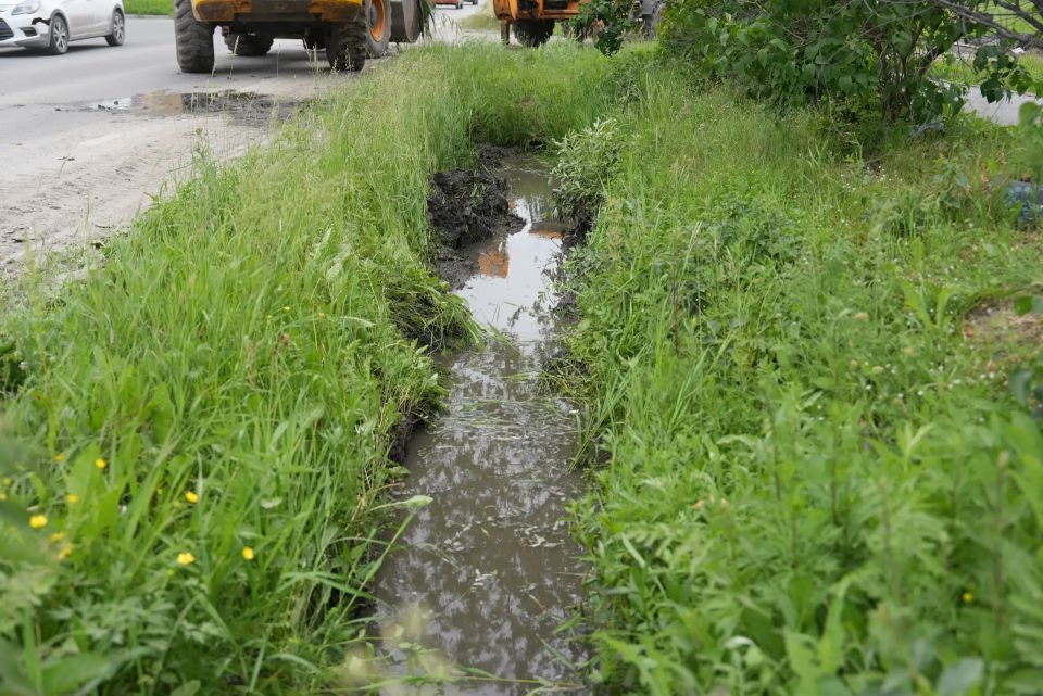 В Парфеново продолжают чистить водоотводные канавы В Парфеново продолжают чистить водоотводные канавы