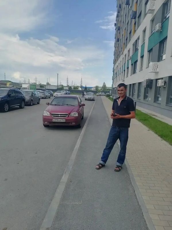 В Тюмени мужчине заманивает детей, используя деньги — это попало на камеру видеонаблюдения В Тюмени мужчине заманивает детей, используя деньги — это попало на камеру видеонаблюдения