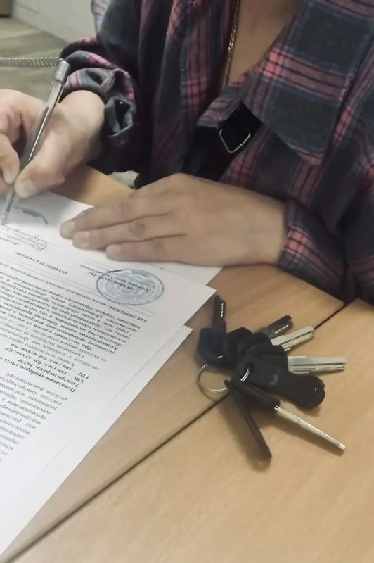 Большая радость, друзья. В этом году в рамках муниципальной программы ключи от новых квартир получают 9 семей, среди них — четыре многодетные Большая радость, друзья. В этом году в рамках муниципальной программы ключи от новых квартир получают 9 семей, среди них — четыре многодетные