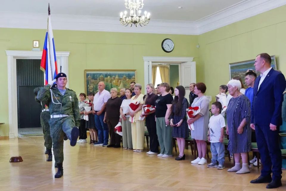 Сегодня с глубокой скорбью и словами благодарности мы передали государственные награды родным тех, кто ушел в бой и не вернулся Сегодня с глубокой скорбью и словами благодарности мы передали государственные награды родным тех, кто ушел в бой и не вернулся