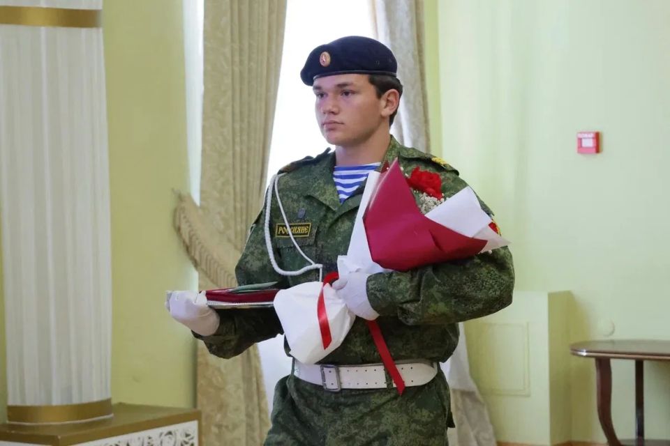 Сегодня с глубокой скорбью и словами благодарности мы передали государственные награды родным тех, кто ушел в бой и не вернулся Сегодня с глубокой скорбью и словами благодарности мы передали государственные награды родным тех, кто ушел в бой и не вернулся