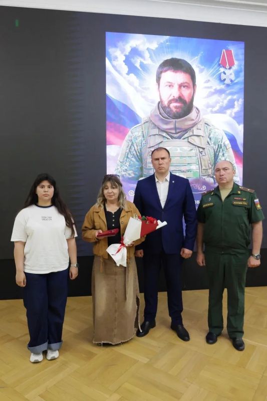 Сегодня с глубокой скорбью и словами благодарности мы передали государственные награды родным тех, кто ушел в бой и не вернулся Сегодня с глубокой скорбью и словами благодарности мы передали государственные награды родным тех, кто ушел в бой и не вернулся