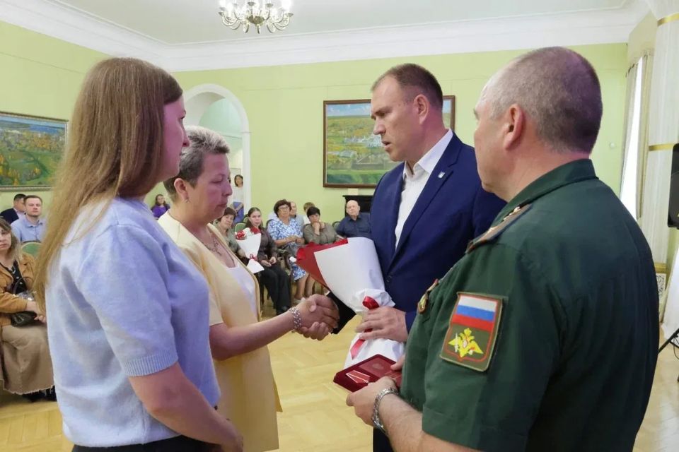 Сегодня с глубокой скорбью и словами благодарности мы передали государственные награды родным тех, кто ушел в бой и не вернулся Сегодня с глубокой скорбью и словами благодарности мы передали государственные награды родным тех, кто ушел в бой и не вернулся