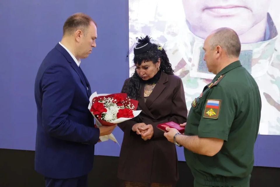 Сегодня с глубокой скорбью и словами благодарности мы передали государственные награды родным тех, кто ушел в бой и не вернулся Сегодня с глубокой скорбью и словами благодарности мы передали государственные награды родным тех, кто ушел в бой и не вернулся