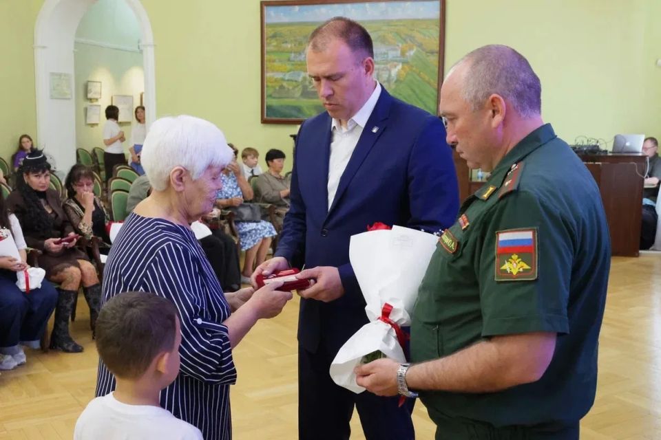 Сегодня с глубокой скорбью и словами благодарности мы передали государственные награды родным тех, кто ушел в бой и не вернулся Сегодня с глубокой скорбью и словами благодарности мы передали государственные награды родным тех, кто ушел в бой и не вернулся