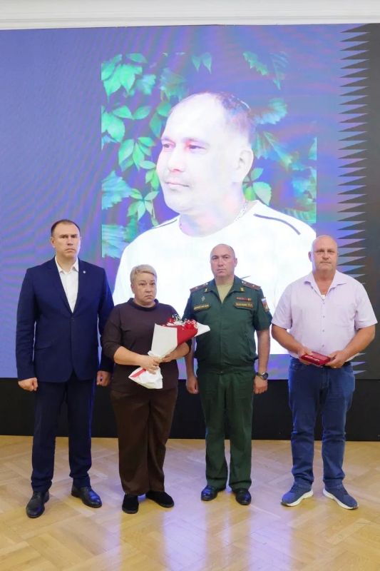 Сегодня с глубокой скорбью и словами благодарности мы передали государственные награды родным тех, кто ушел в бой и не вернулся Сегодня с глубокой скорбью и словами благодарности мы передали государственные награды родным тех, кто ушел в бой и не вернулся